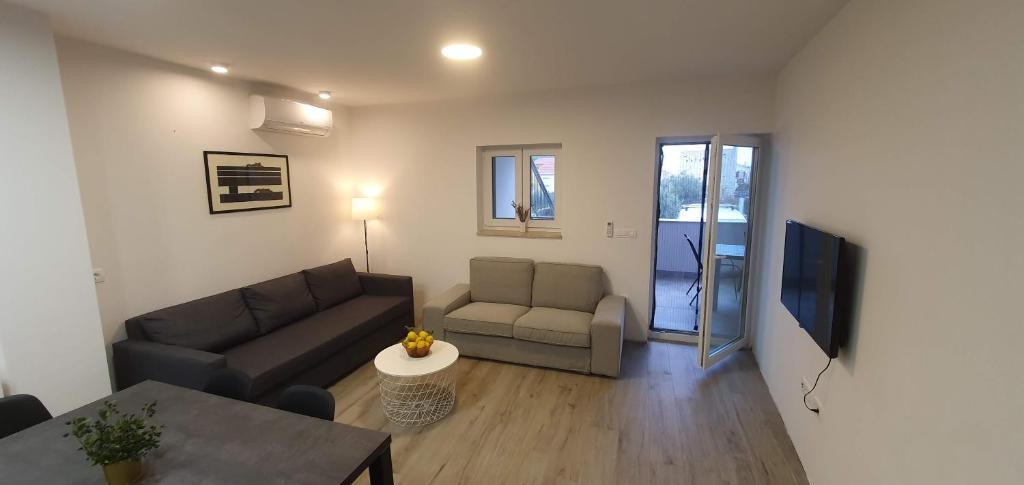 a living room with a couch and a tv at AiM in Kukljica