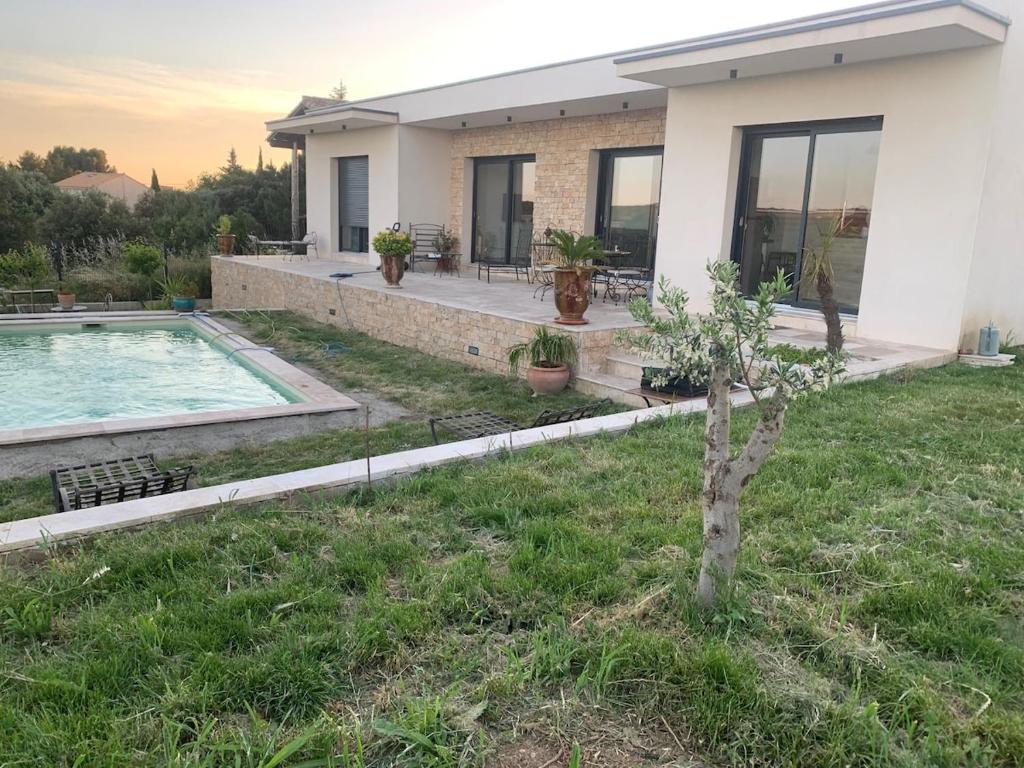 Baseinas apgyvendinimo įstaigoje Le clos de l'olivette arba netoliese