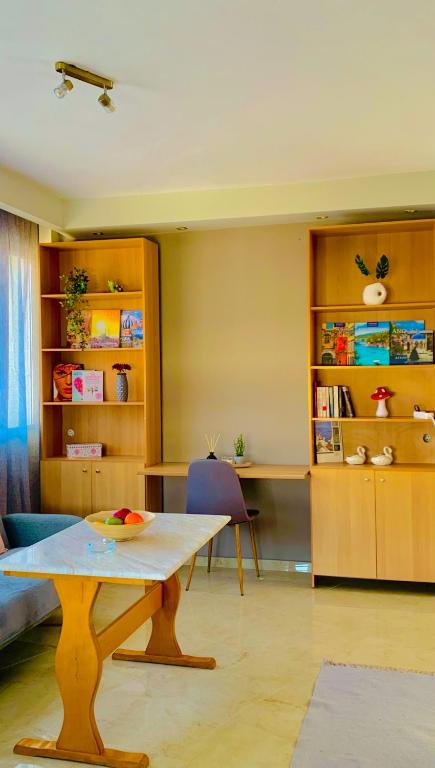 sala de estar con mesa y escritorio en Downtown Comfy Studio 31, en Serres