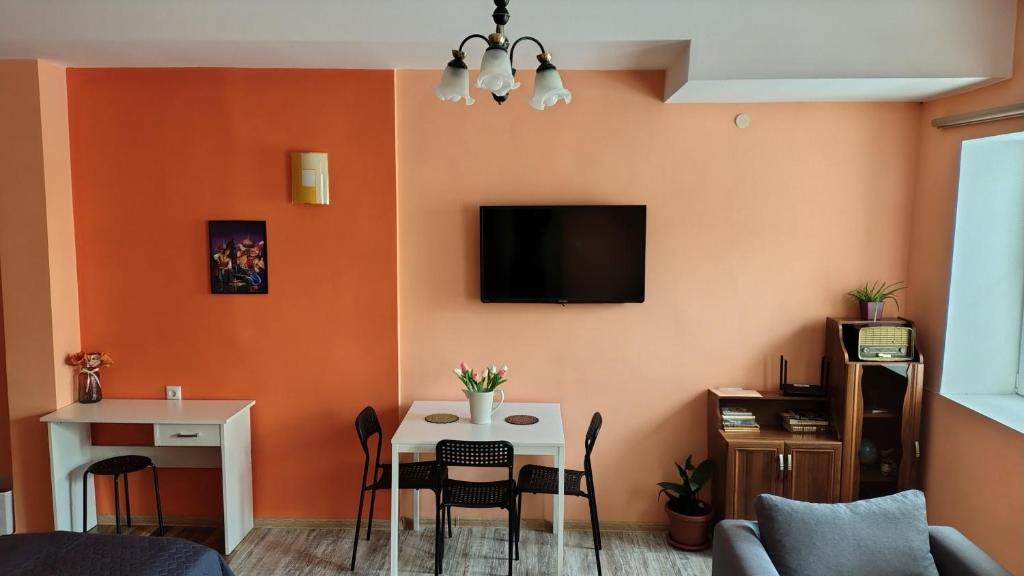 TV a/nebo společenská místnost v ubytování Апартамент Аладин- Център Враца