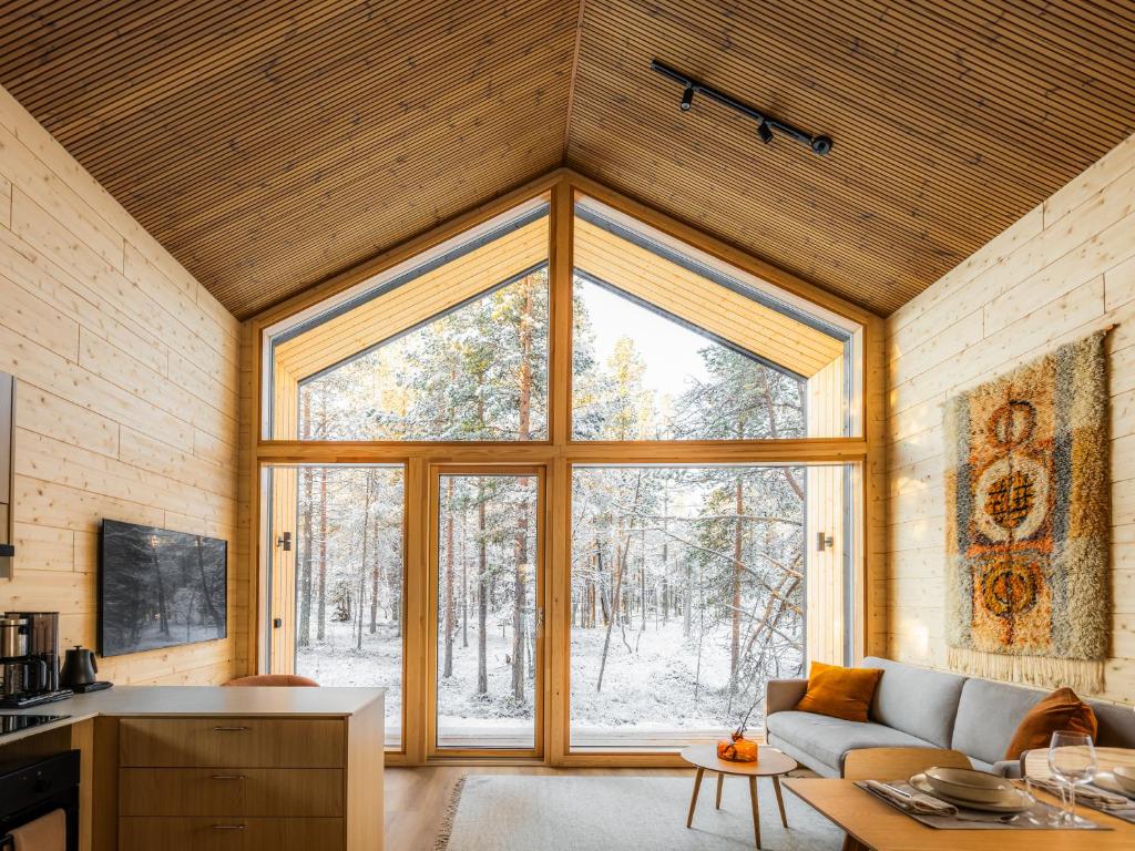 サーリセルカにあるAinur Villasの家の中のリビングルーム(大きな窓付)