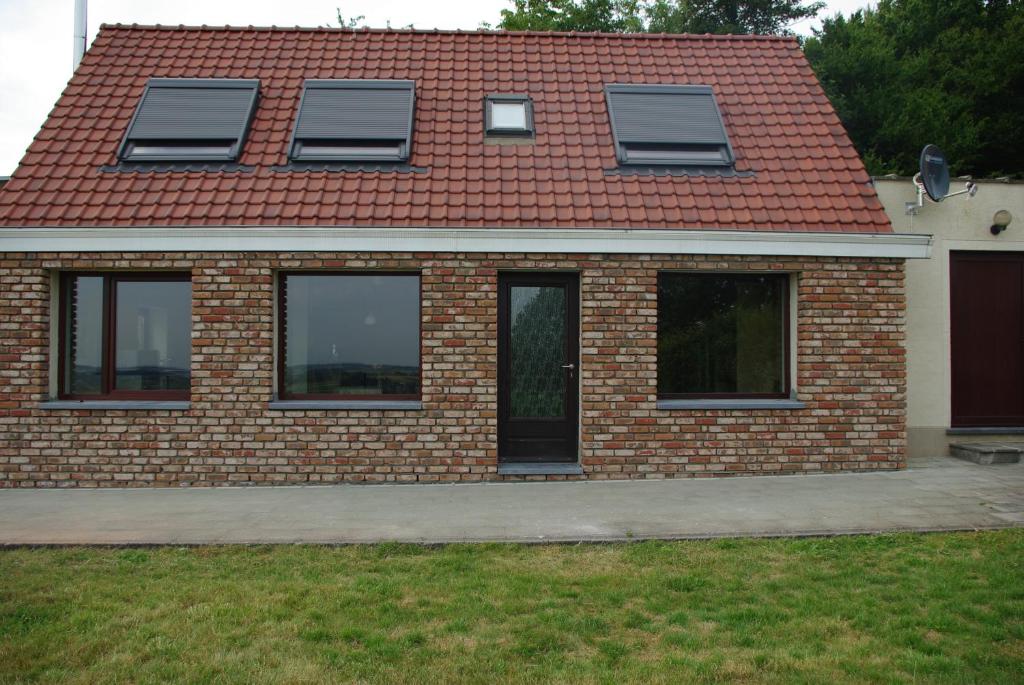 a brick house with windows and a red roof at Gîte Horlitin in Amougies