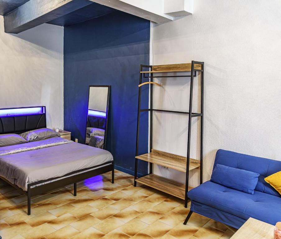 アルルにあるappartement cosy Arles centre, proche des Arènesの二段ベッドとソファのある寝室