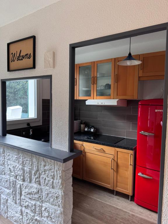 Kuchyň nebo kuchyňský kout v ubytování Appartement cosy rez de jardin Kaligone