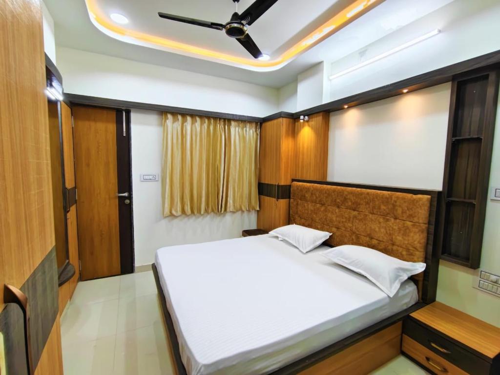 een slaapkamer met een bed en een plafond bij Khurdia Homestay in Udaipur