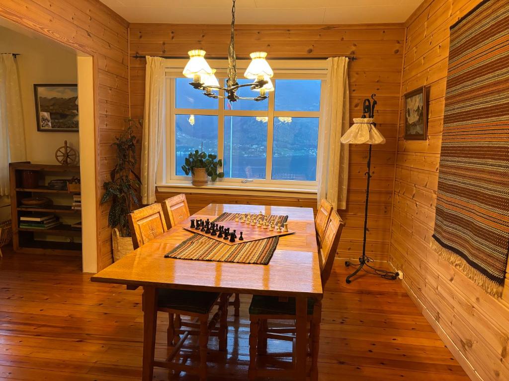 un comedor con una mesa con sillas y una ventana en Jåstad Gjestetun, en Jåstad