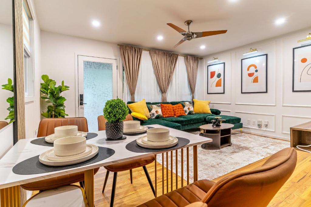 Christmas special, Cozy Luxe Escape, Raleigh 2BR Getaway, Sleeps 4, Pets, Kids & Business Travelers Welcome, Holiday deal في رالي: غرفة معيشة مع طاولة وأريكة خضراء