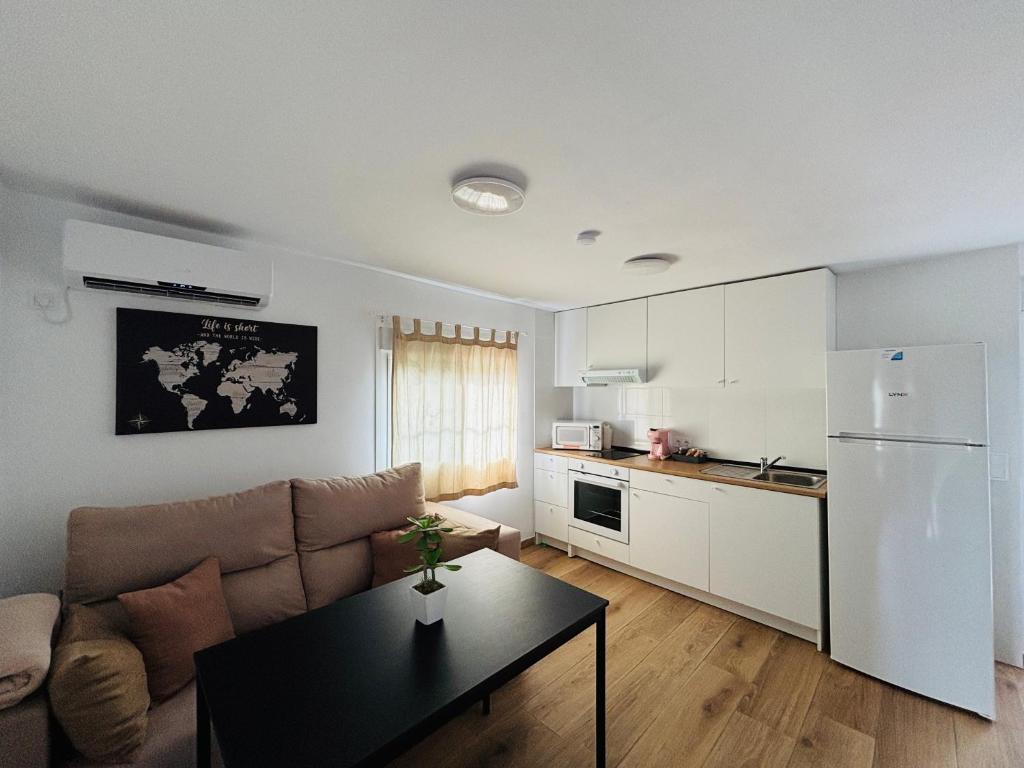 a living room with a couch and a kitchen at Libertad A in Santiponce