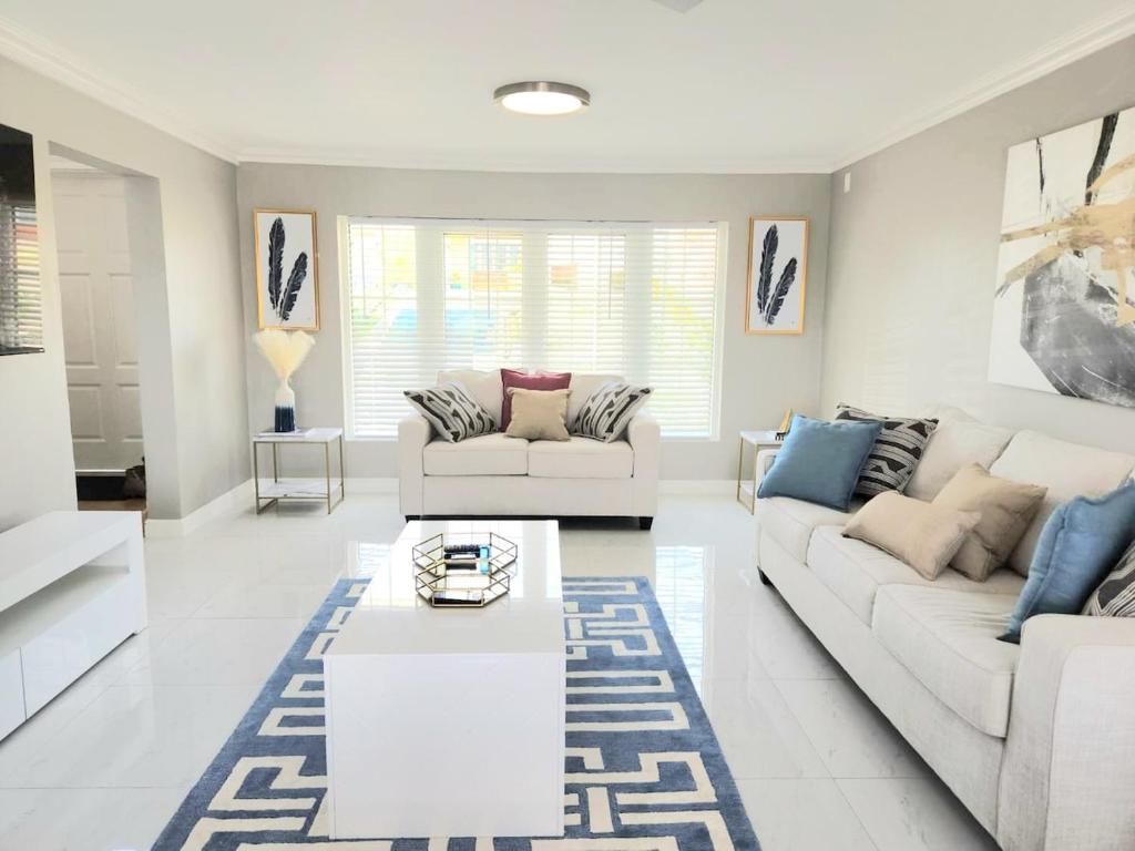 Posezení v ubytování Brand New Luxurious Townhouse