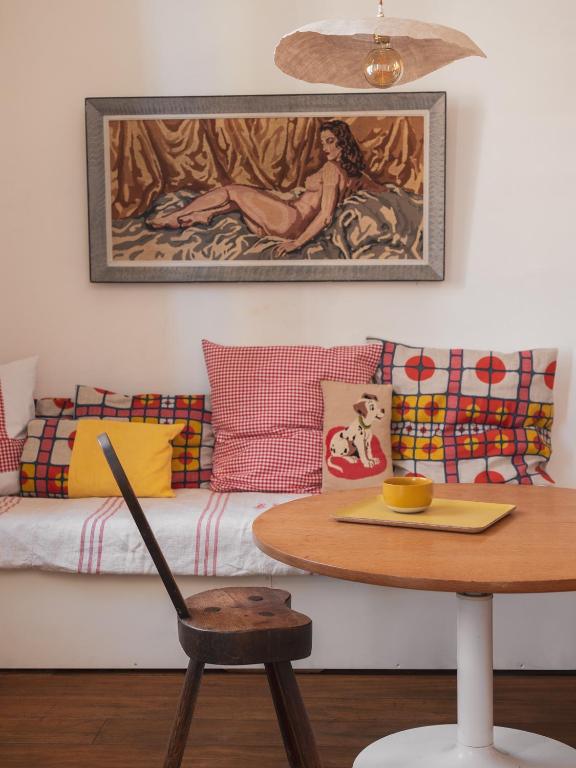 a living room with a couch and a table at A La Maison en Médoc in Saint-Christoly-Médoc