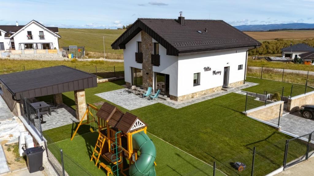 een weergave van een huis met speeltuin bij Villa Merry in Vysoké Tatry