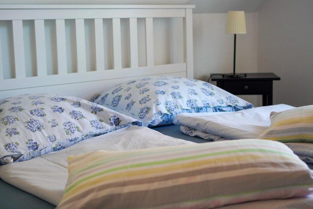 1 dormitorio con 2 camas y almohadas en Ferienwohnung-bei-Familie-Kuehl, en Fehmarn