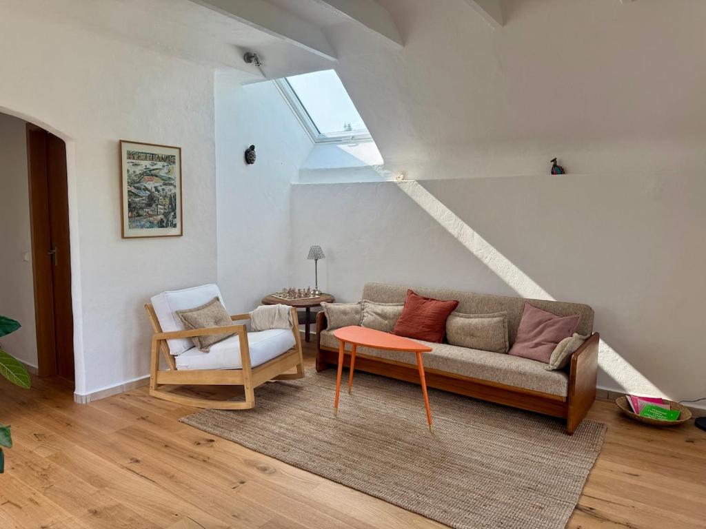 una sala de estar con un sofá y una mesa en Kleine Oase im Grünen!, en Heiligenhaus