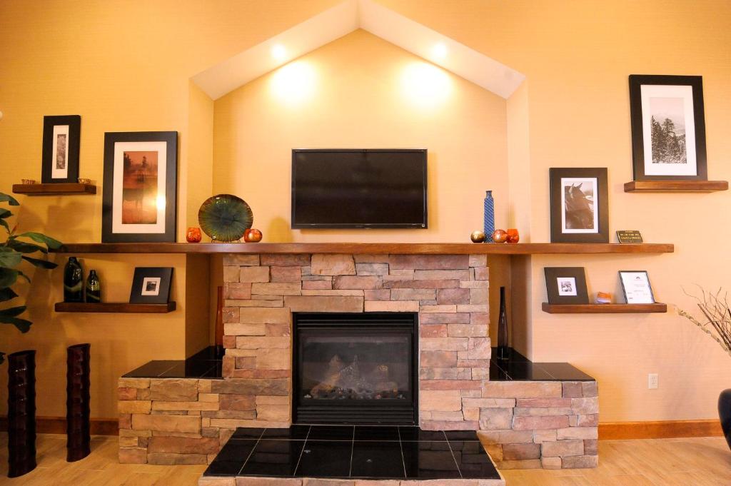 sala de estar con chimenea y TV de pantalla plana en Hampton Inn & Suites Craig, CO, en Craig