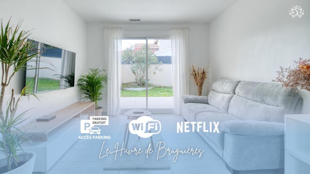 ein Wohnzimmer mit einer Couch und einigen Pflanzen in der Unterkunft Le Havre de Bruguières in Bruguières