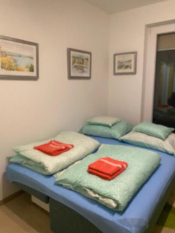 Dos camas con toallas en una habitación. en Korzó Terasz Szentendre, en Szentendre