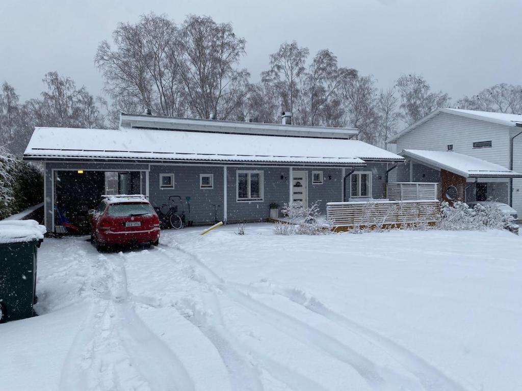 ein Haus mit einem im Schnee geparkten Auto in der Unterkunft Villa near the sea in a scenic area in Mariehamn in Mariehamn