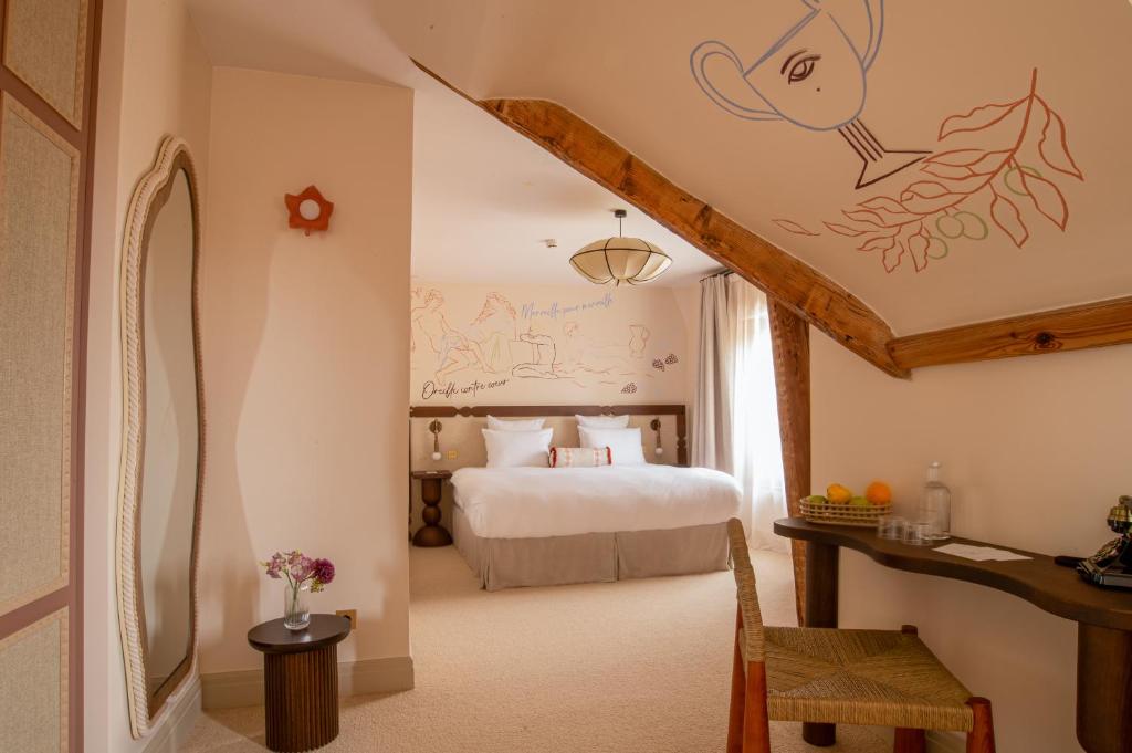 Schlafzimmer mit einem Bett und Deckengemälde in der Unterkunft Verneuil la douce in Verneuil d’Avre et d’Iton