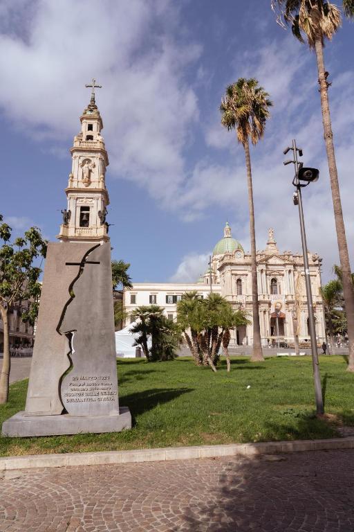 a monument in front of a building with a clock tower at Casa Teresinella Pompei in Pompei