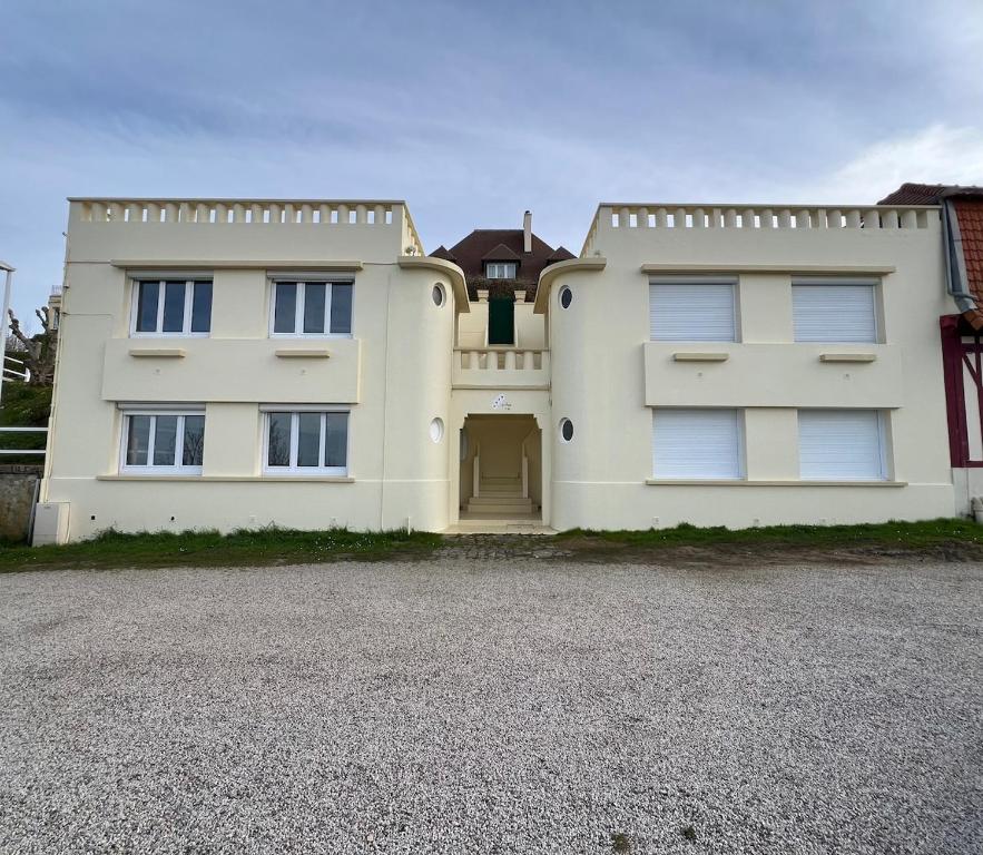 Το κτήριο όπου στεγάζεται  το διαμέρισμα