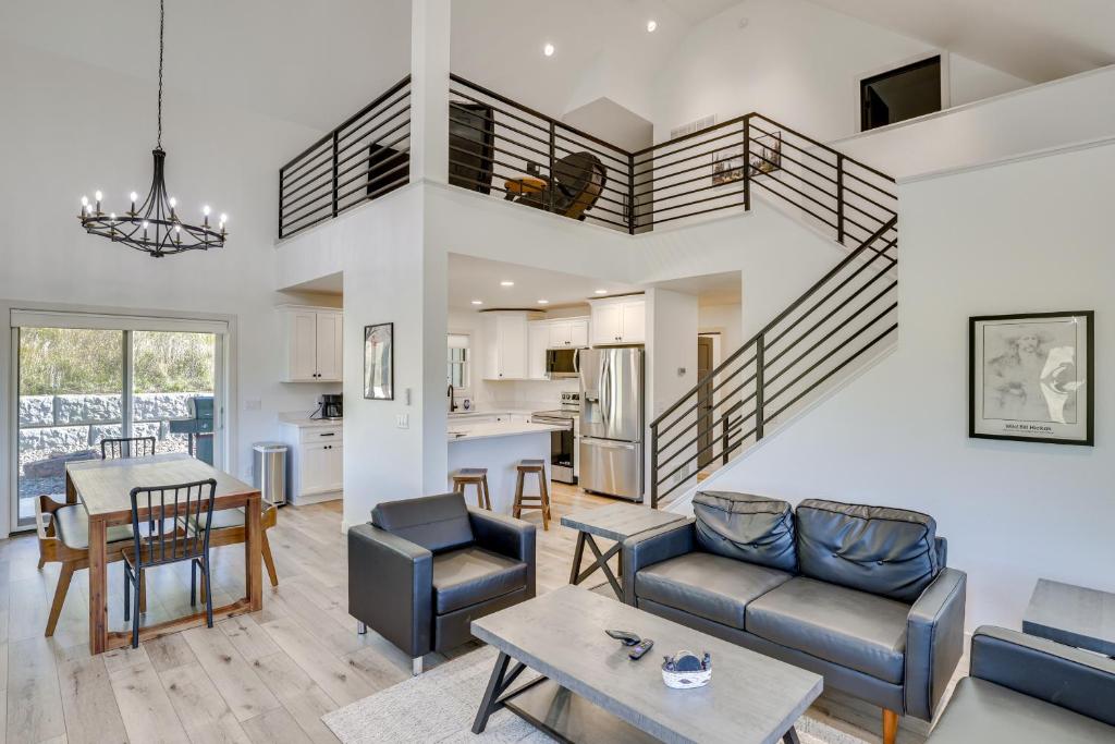 Χώρος καθιστικού στο Luxe, New-Build Sturgis Retreat with Mountain Views