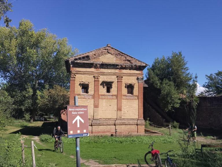 een oud gebouw met een bord ervoor bij Domus Appio Latino - Parco Appia Antica in Rome