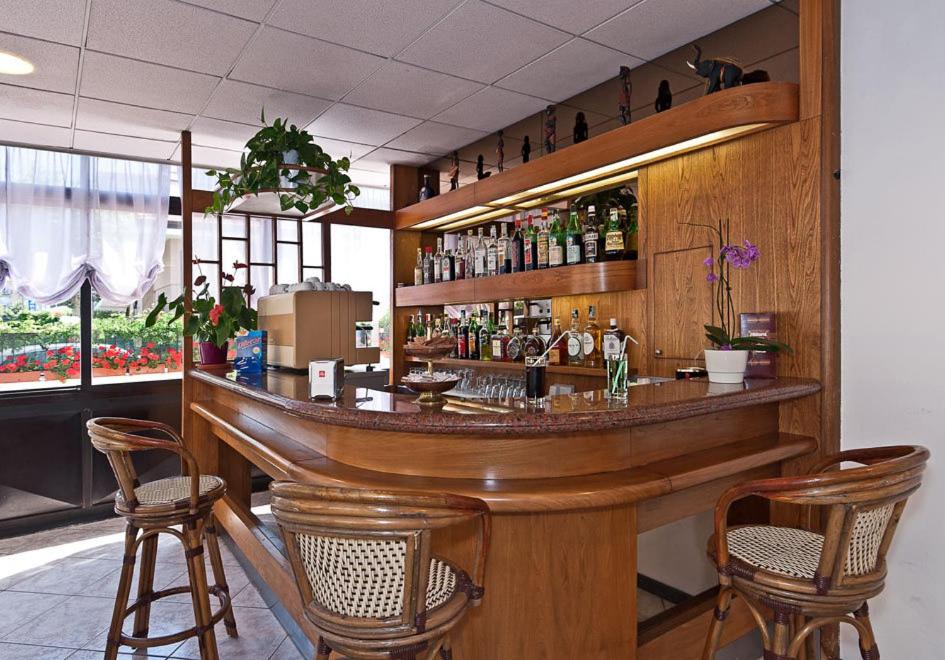 un bar en un restaurante con sillas alrededor en Hotel Prestige, en Lido di Camaiore