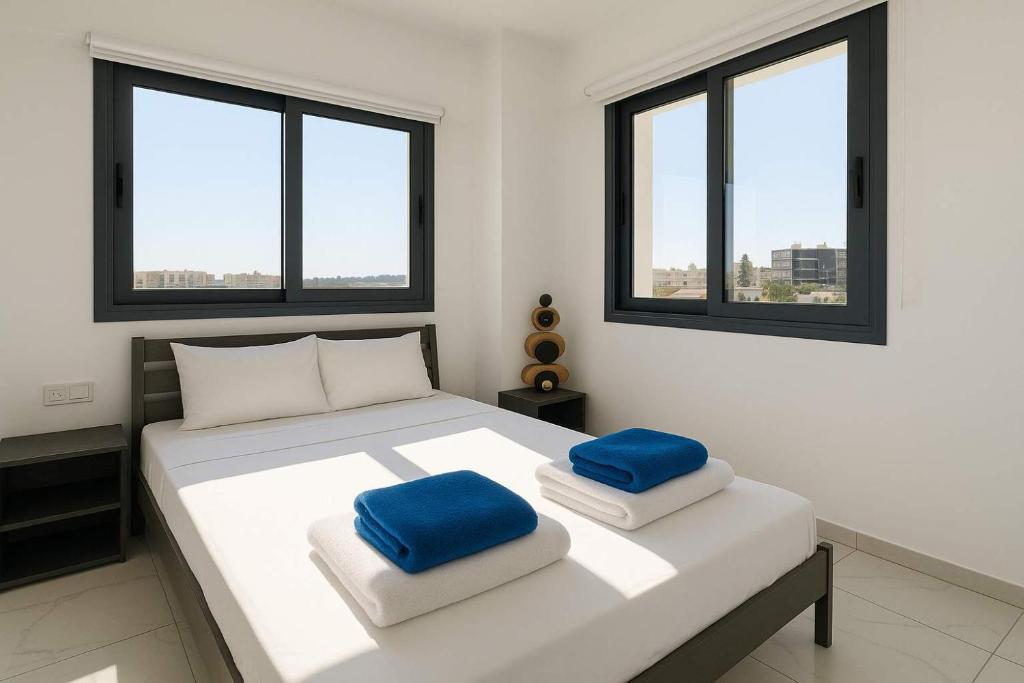 Ένα ή περισσότερα κρεβάτια σε δωμάτιο στο Bright Stylish Flat With Balcony & Shared Pool