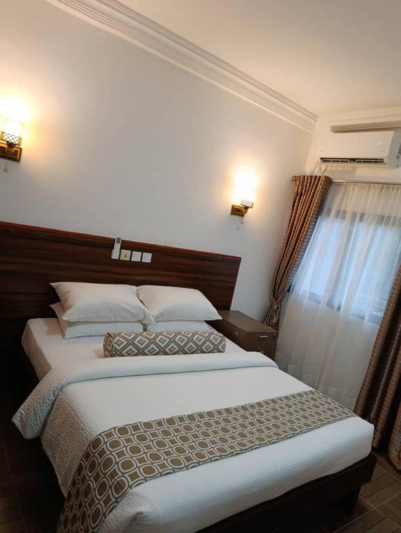 Postel nebo postele na pokoji v ubytování Guims Hôtel