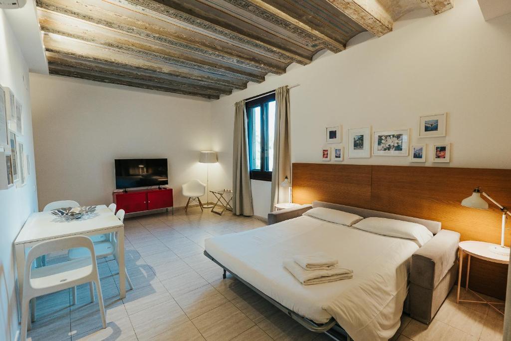 Ramblas Apartments - 9