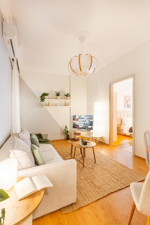Modern 2BR Apt with Balcony, Central Thessaloniki