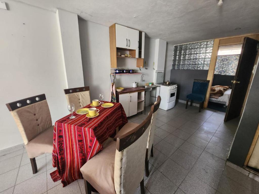 a kitchen and dining room with a table and chairs at Departamento citrine in Cajamarca