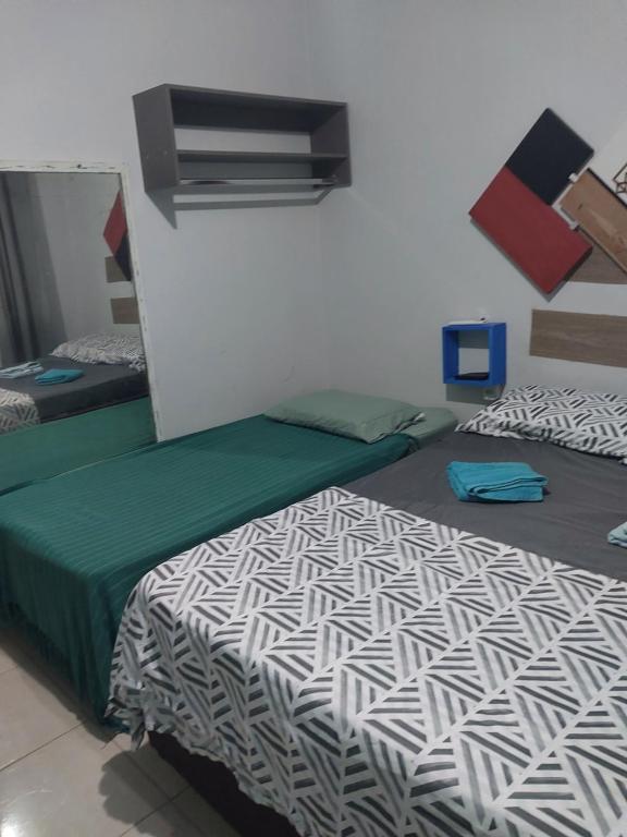 マリンガにあるKit Net 5 azul cama casalの部屋にベッドが2つある部屋