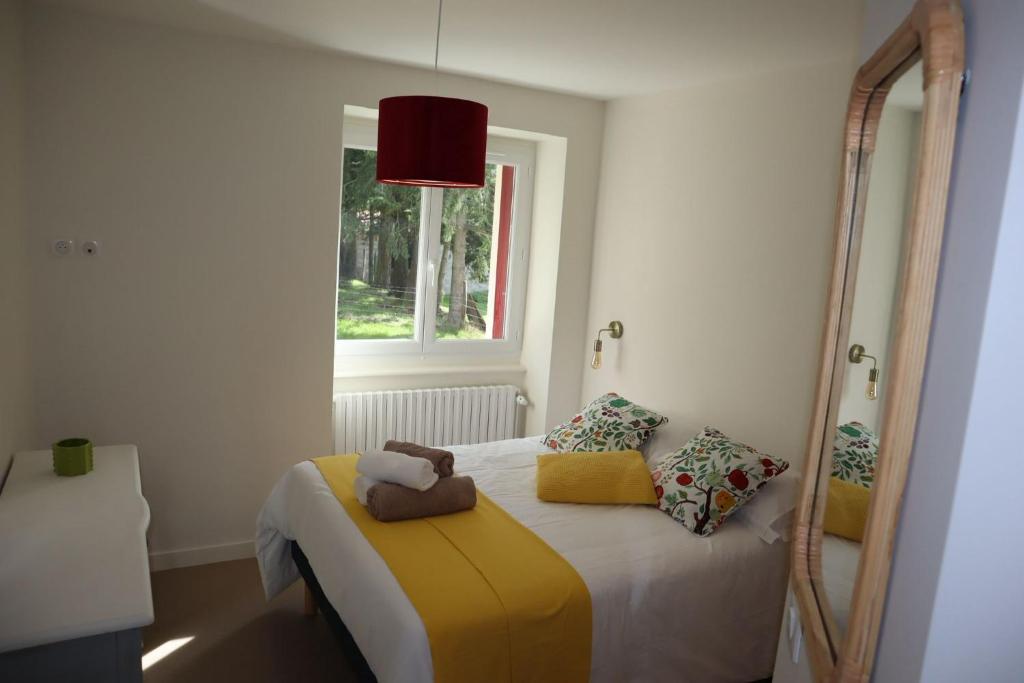 - une petite chambre avec un lit et une fenêtre dans l'établissement Maison indépendante-Chambres grand confort, à Monistrol-sur-Loire