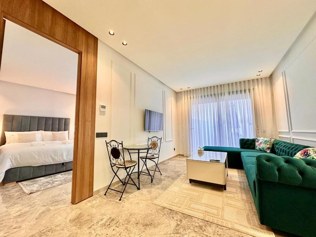 Ένα ή περισσότερα κρεβάτια σε δωμάτιο στο Calm Studio in Oasis, Near Train Station