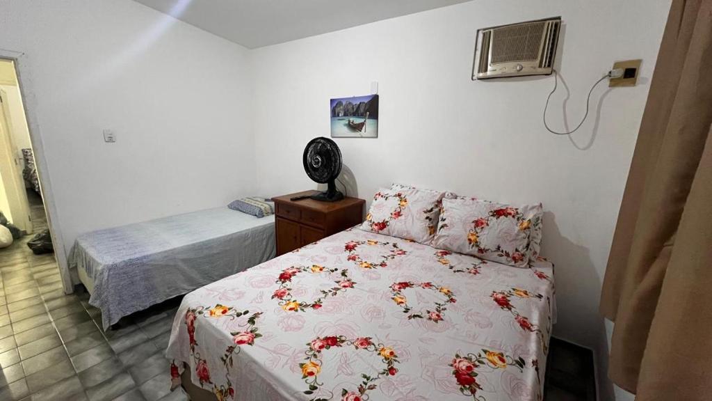 a bedroom with a bed and a air conditioner on the wall at Conj Pajuçara 3 minutos da praia, 5 pessoas! in Maceió