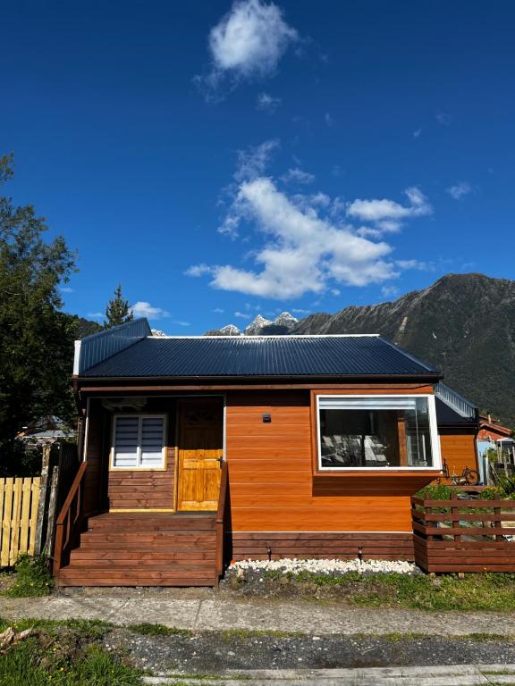 uma pequena casa com um telhado em cima em Cabaña Puerta a la Patagonia em Chaitén