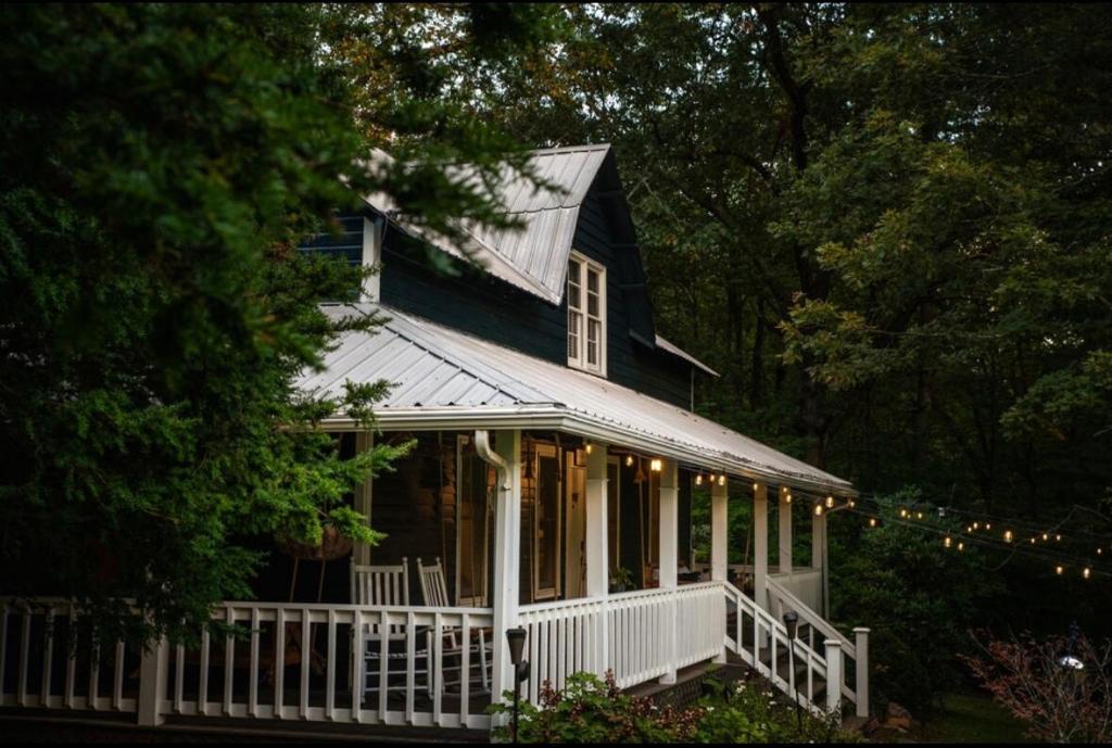 Gallery image of Captain's Cabin in Burnsville
