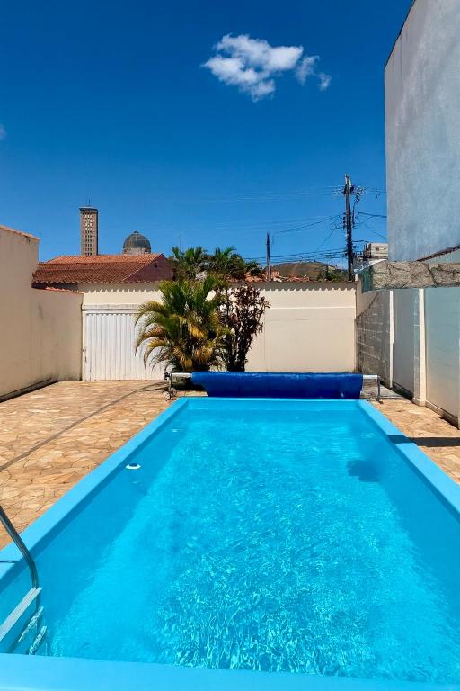 a swimming pool in the backyard of a house at Casa Vitória in Aparecida