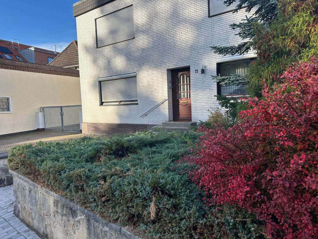 Casaba Suite -260 qm-2 floors- 7 Rooms-Free Private Parking-House with garden في هانوفر: منزل من الطوب مع باب بني وبعض الأشجار