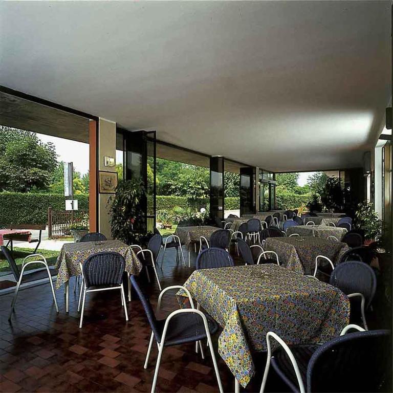 Een restaurant of ander eetgelegenheid bij Residence Miralago Rooms & Apartments