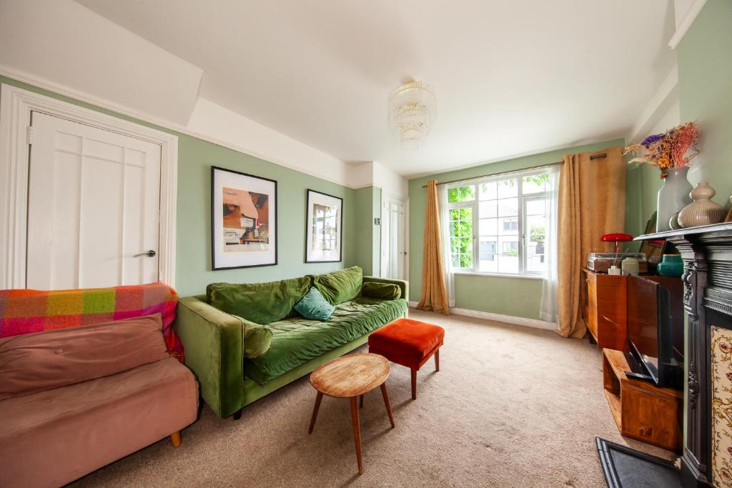 Posezení v ubytování Amazing 2BDR house close to the city August deals