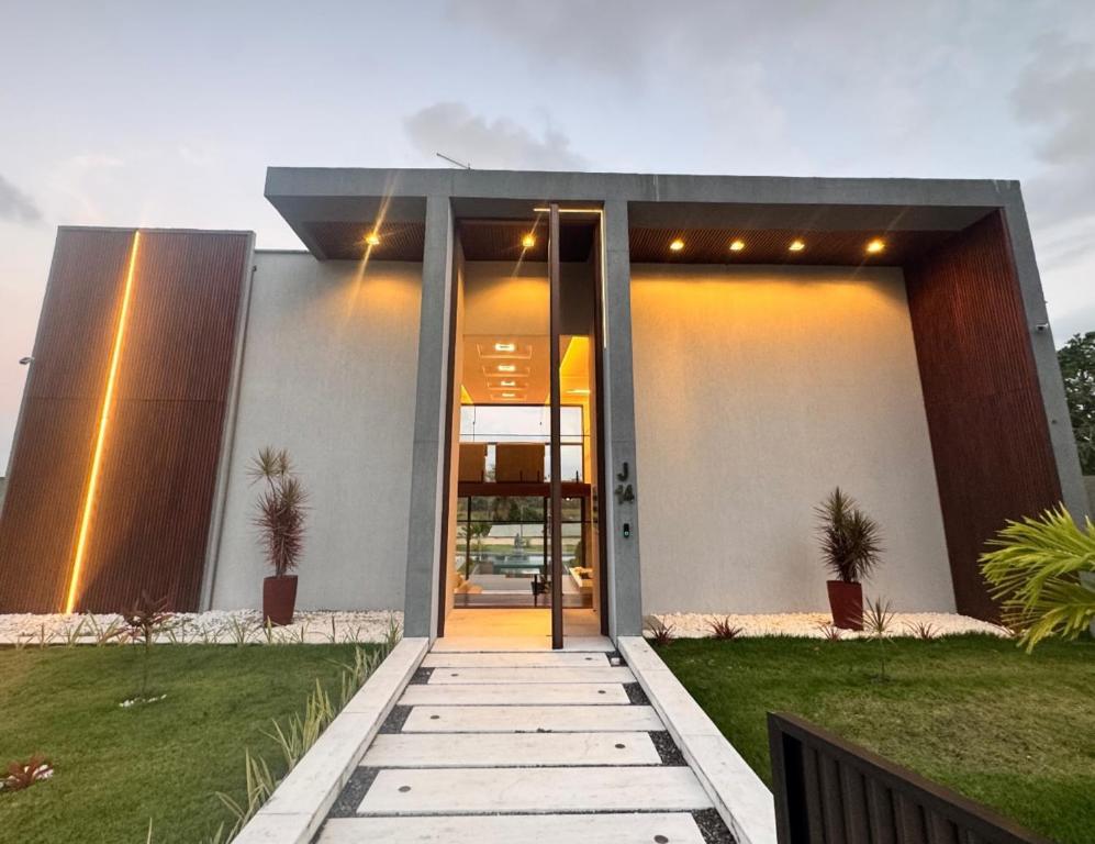 un edificio con una puerta de cristal en un patio en Luxury Oasis Porto de Galinhas, en Ipojuca