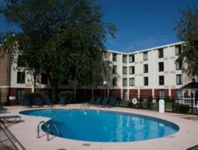 Bazén v ubytování Ramada by Wyndham Watertown Thousand nebo v jeho okolí
