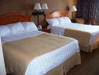 Postel nebo postele na pokoji v ubytování Ramada by Wyndham Watertown Thousand