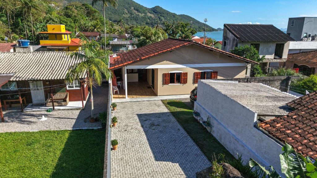 una vista aérea de una casa con patio en House with Beach Access - 2 min Walk, en Florianópolis