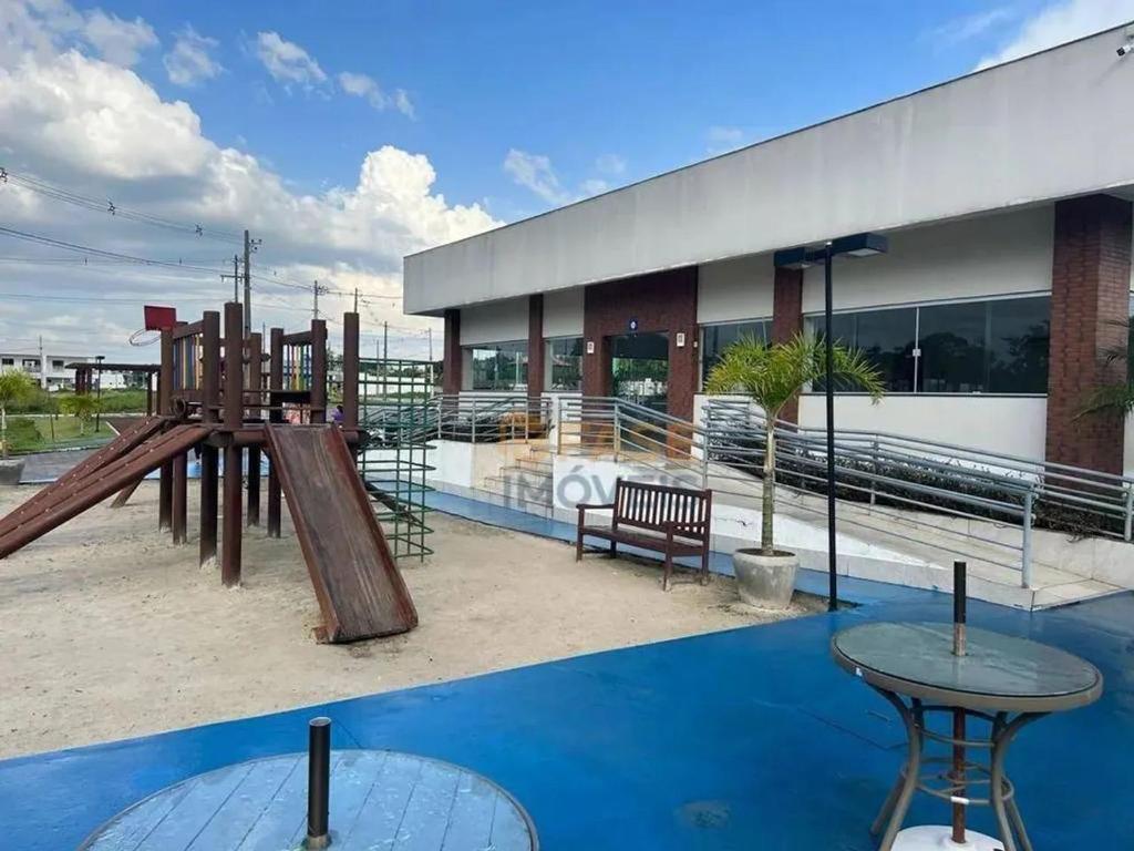 un parco giochi di fronte a un edificio di House available for the Cop ad Ananindeua