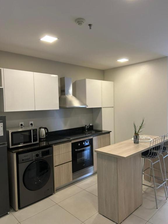 una cucina con fornelli e piano di lavoro di Home Herrera ad Asunción