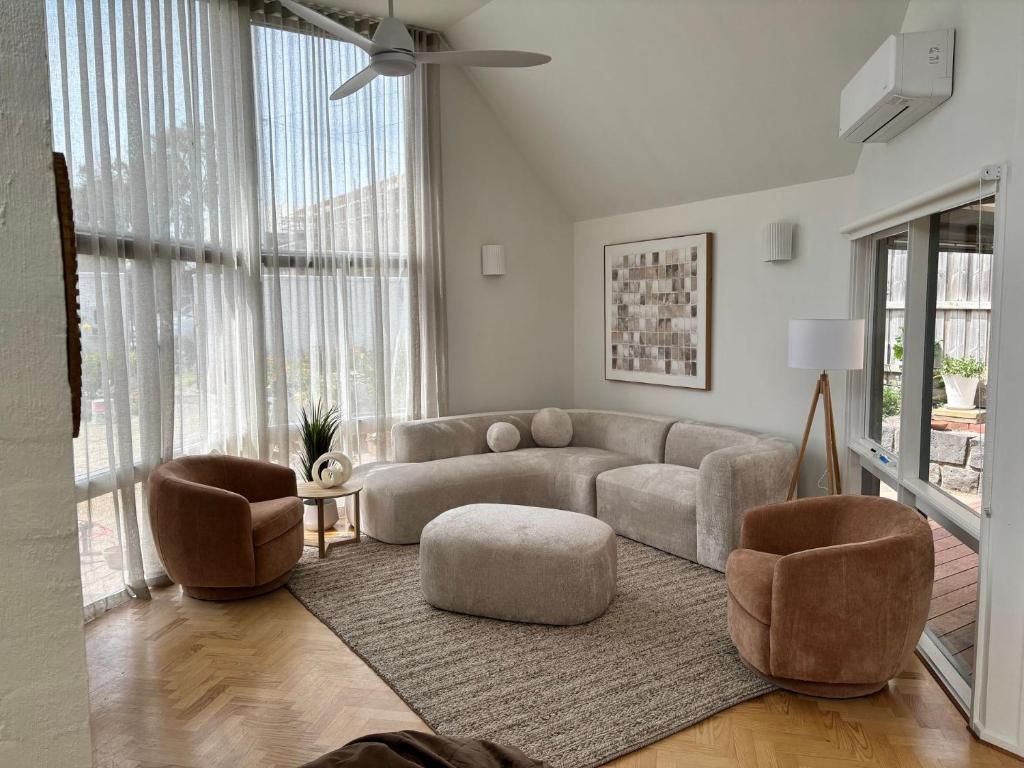 Χώρος καθιστικού στο The Tides - Luxe Beach House Mornington