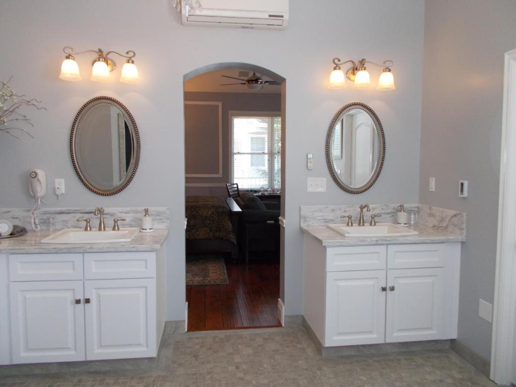 The Inn at 161 - King Suite Met Balkon